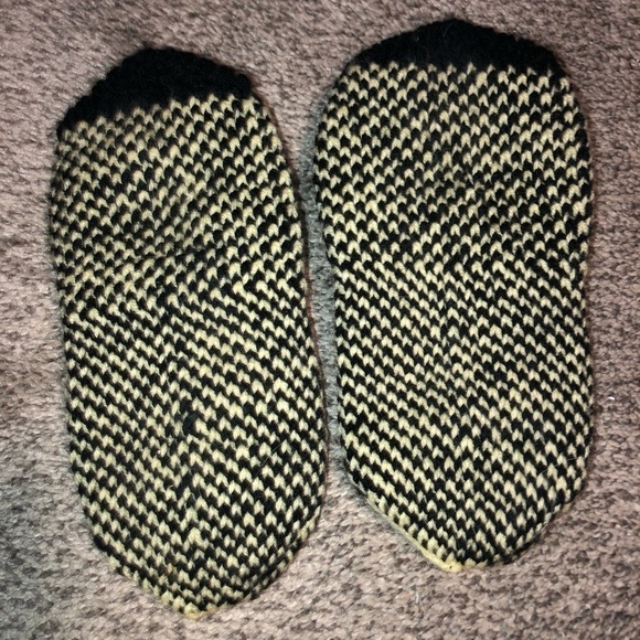 VINTAGE Hand Knit Puffin Bird Slippers Ladies 9.5 - 10 (Stretchy) Approx 10” - Picture 2 of 4